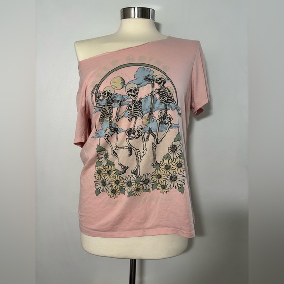 Zoe + Liv *CUT* Off The Shoulder Oversized Graphic Tee - Picture 1 of 3
